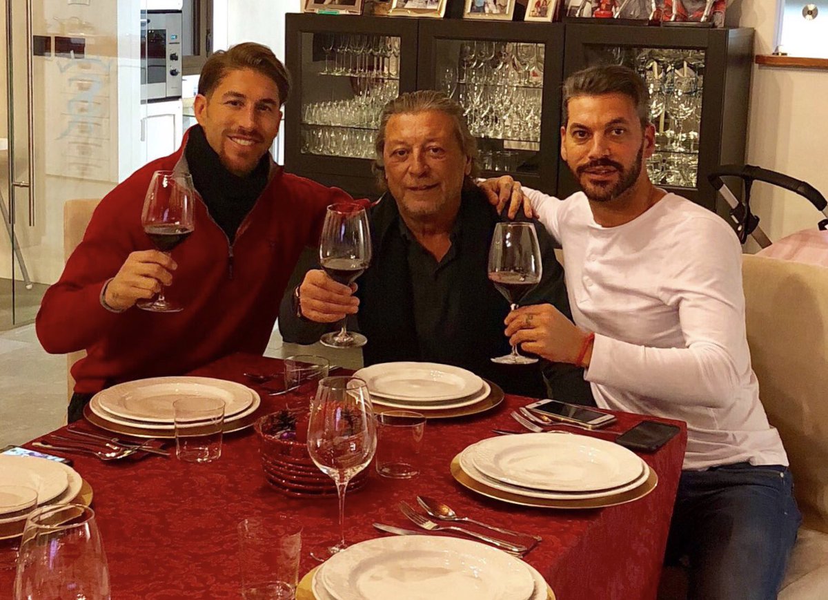SergioRamos's tweet photo. Felices fiestas, amigos y amigas. Gracias por todo el apoyo y cariño. Os deseamos lo mejor rodeados de los vuestros.
Merry Christmas, my friends! Thanks for all your support and love. Wish you and your loved ones all the best.
🎄🎁🎄🎁 
@ReneRamos https://t.co/A0p1EvOqA9