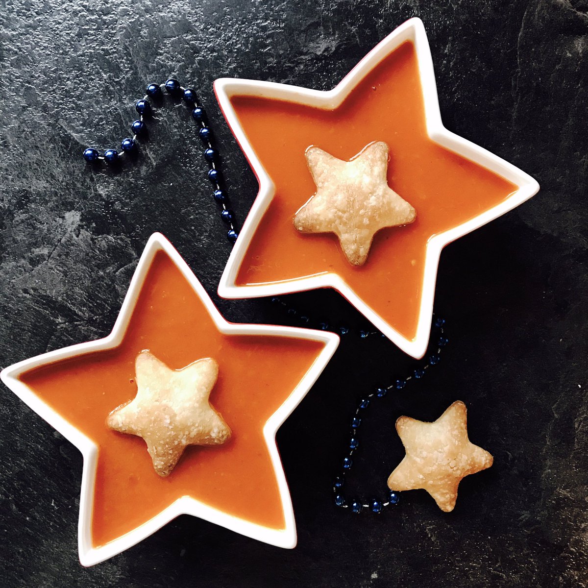 NoortjevH's tweet photo. Iedereen lekker aan het genieten van tweede kerstdag? Als je nog inspiratie nodig hebt voor een gangbaar maar feestelijk soepje; check mijn blog! Ook heerlijk na de feestdagen! Een leuke 2e kerstdag gewenst! #kerst #allergieen #soep https://t.co/KIQ4Nq2OcL