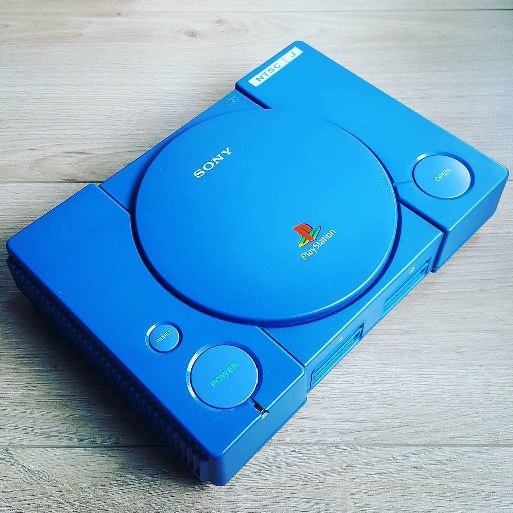 damonx's tweet photo. Mon cadeau d'anniversaire vient d'arriver du Japon 😘 #PlayStation #PS1 #psone #sony #debbuging #retrogaming https://t.co/O7fvN1hmDR https://t.co/BvX6FQfLhS