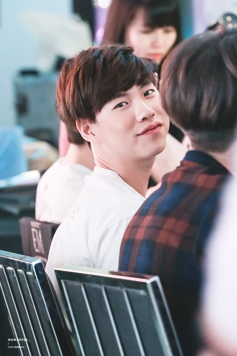 แอบมองเธออยู่นะจ๊ะ แต่เธอไม่รู้บ้างเลย 🍪💕 <a href="/gunsork/">G U N</a> #gunsork #TUsexyboy #conversationthailand