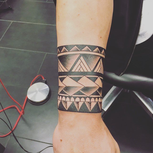 TattoosSpot's tweet photo. Armband tattoo βπ½ #armbandtattoo #armtattoos #armink #armtattoo #tattooarm #inkart #inkedup #inkedboy #tattoomen #inking #inkinskin #inkordie #tattooideas #tattoosalday #pin https://t.co/z5sWmMMGv6