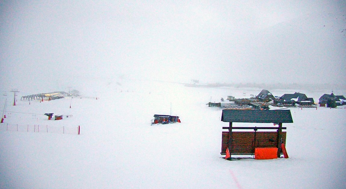 Parte de nieve: 143 km de pistas, espesores de 85 a 140 cm de #nieve #polvo. 96 pistas y 35 remontes en funcionamiento. !#ultimomartes2017 en #Baqueira #Beret! Parte detallado: baqueira.es/directo