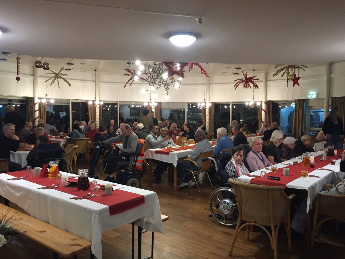Gaarkeuken010's tweet photo. Met dank aan van der Linde Catering, Soof Drinks en 15 KPN-ners hebben wij met de Gaarkeuken voor ruim 100 mensen een prachtig Kerstdiner kunnen bereiden. https://t.co/pgYfbmlwW1