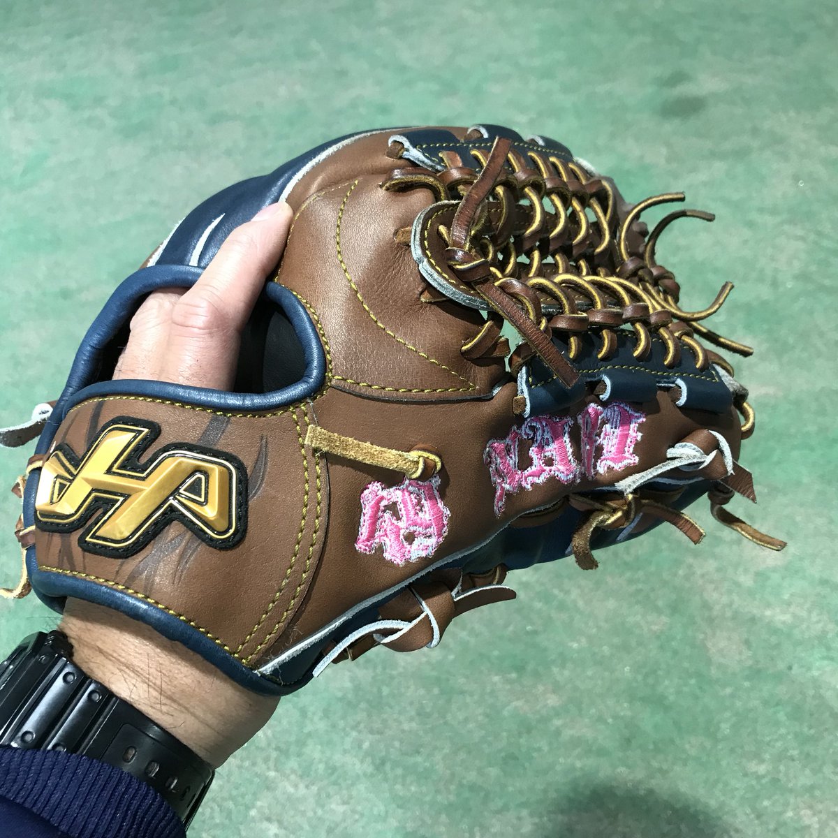 今成選手のグラブ。許可を得てハメさせて頂きました。革の張りが