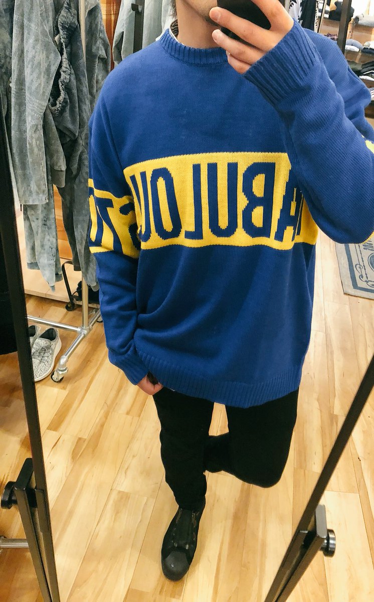 COLORSyatusiro's tweet photo. 🔥新作情報🔥

新作ニットが可愛い件。
ルーズなシルエット！

フロントからバックにかけてデザインされてるラインロゴは見た目のインパクトも抜群！！😍

女の子にもオススメでっす！！

¥4900+tax https://t.co/T9eZPnrW3x