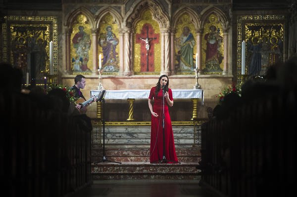 Sentebale's tweet photo. We're sharing some of our favourite memories from 2017 - we love this photo of the incredibly talented soprano, @thelaurawright, singing for us at #SentebaleCarols! #2017atSentebale https://t.co/ti5U2sS4XB