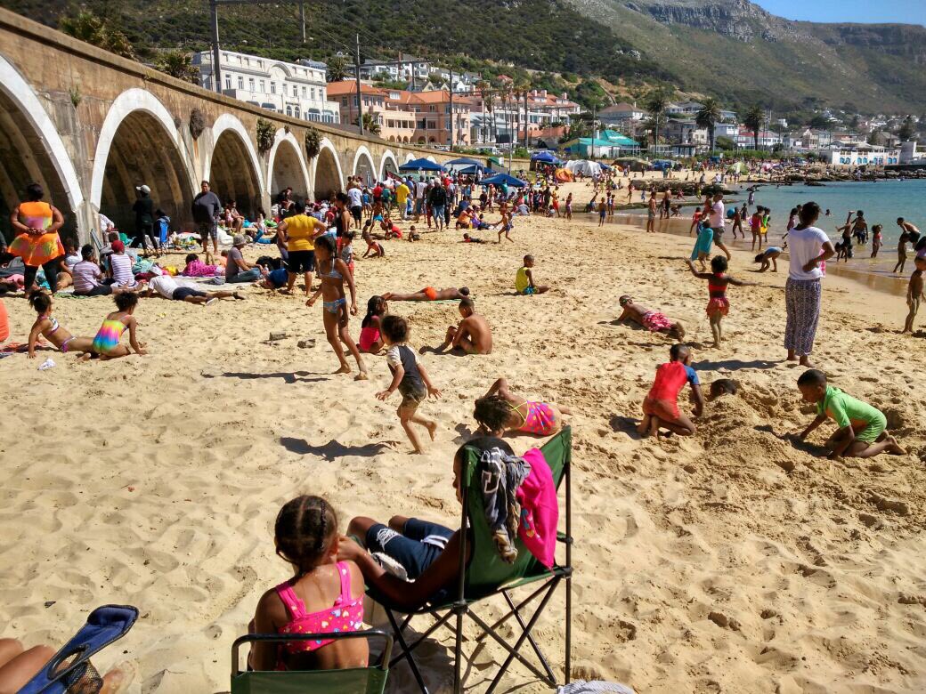 ewnreporter's tweet photo. #BoxingDay Cape Town beaches filling up. GLS https://t.co/CxEgq66W65