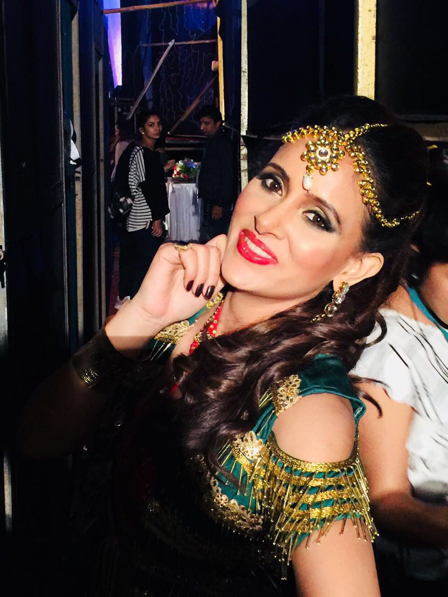 khandurishweta's tweet photo. Back stage excitement before performing for special show "Bal Mohotsav 10th edition of Jaagar foundation" 
PR &amp; events :- @PiictureNKraft
#backstagestory #excitement #jaagarfoundation #baalmohotsav #10thedition #actress #performance #shwetakhanduri https://t.co/BpMHwYyGMz