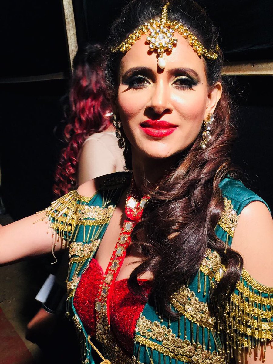 khandurishweta's tweet photo. Back stage excitement before performing for special show "Bal Mohotsav 10th edition of Jaagar foundation" 
PR &amp; events :- @PiictureNKraft
#backstagestory #excitement #jaagarfoundation #baalmohotsav #10thedition #actress #performance #shwetakhanduri https://t.co/BpMHwYyGMz
