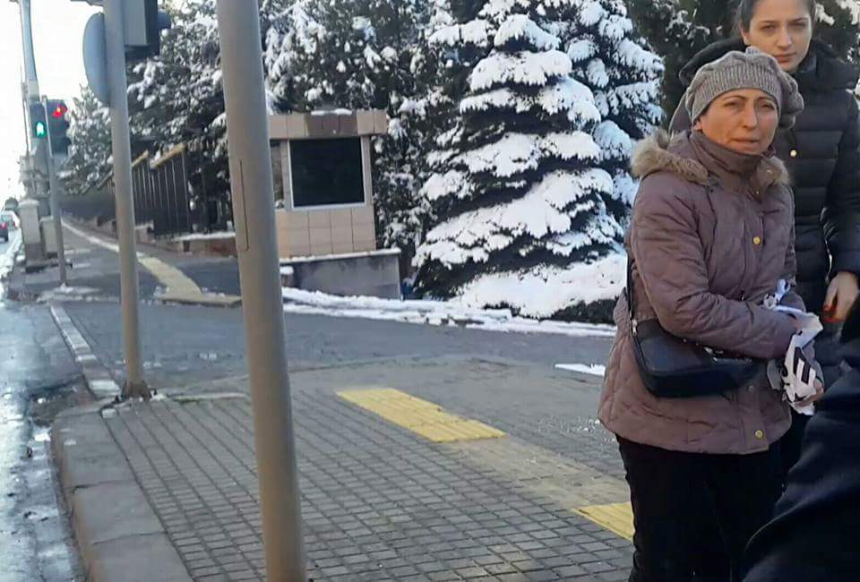 yasanuse's tweet photo. Bugün Sultan Özakça ve Beyza Gülmen'in başbakanlık önünde açıklama yapmak istedikleri sırada uğradıkları saldırıdan...
Fotoğraf: Nazan Bozkurt https://t.co/Qono3P4o7h
