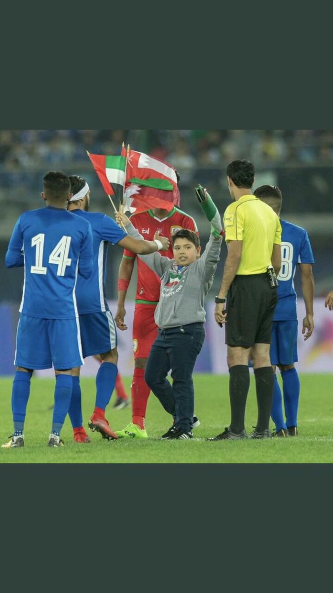 مساء الخير  دخول طفل كويتي حامل أعلام دول مجلس تعاون الله يحيك يا بطل   ابن صباح السلام