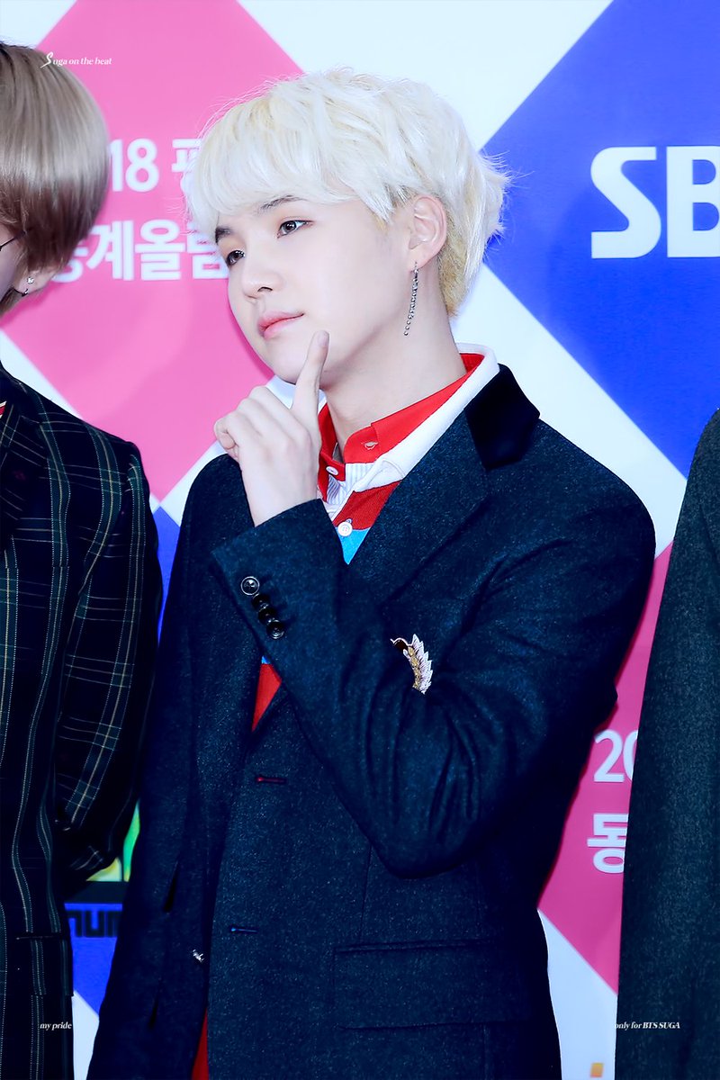 sugaonthebeat39's tweet photo. 171225 가요대전 #SUGA #슈가 #민윤기 윤기야 너는 내 마음속의 넘버원..♥ https://t.co/L5Rb1A12kC