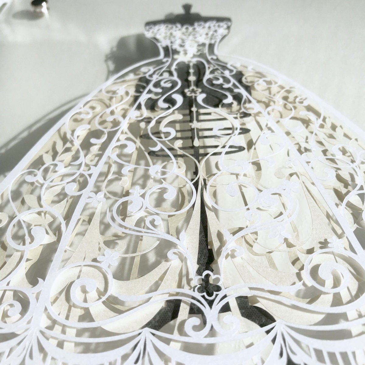 祐琴 切り絵 デザフェスh 104 オーダー作品です ご依頼主様が 結婚式でお召しになったウェディングドレスを参考に デザインいたしました 今年最後のご依頼 ありがとうございました 切り絵 ウェディング