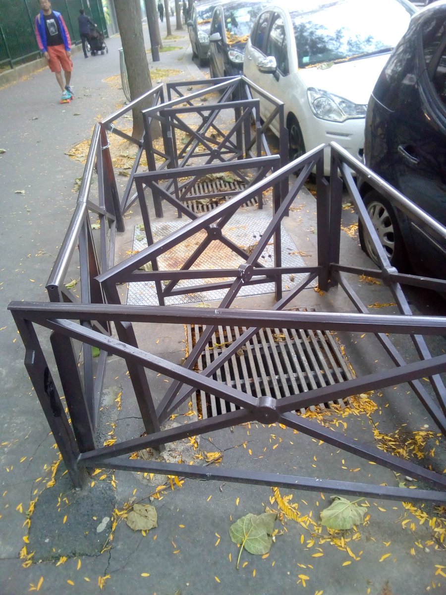 antoine_blo's tweet photo. En France, en 2017, on compte en moyenne 1 #SDF mort par jour (354 morts début décembre) ...
Pendant ce temps là, rue de Meaux dans le 19ème, la mairie de Paris entrave les grilles d'évacuation d'air chaud pour repousser les SDF ... on se demande bien où ?!! https://t.co/UAPQRV4SyS