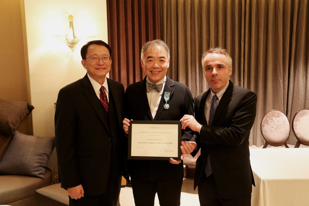 NCTU_TDIS's tweet photo. Le 15 décembre, le directeur du Bureau français, Benoît Guidée, a remis les insignes de chevaliers des arts et lettres à l’architecte David Tseng, en présence de nombreuses personnalités, dont le président de son université, NCTU.
https://t.co/Yx4nkTpQro https://t.co/IvM3l1AvSk