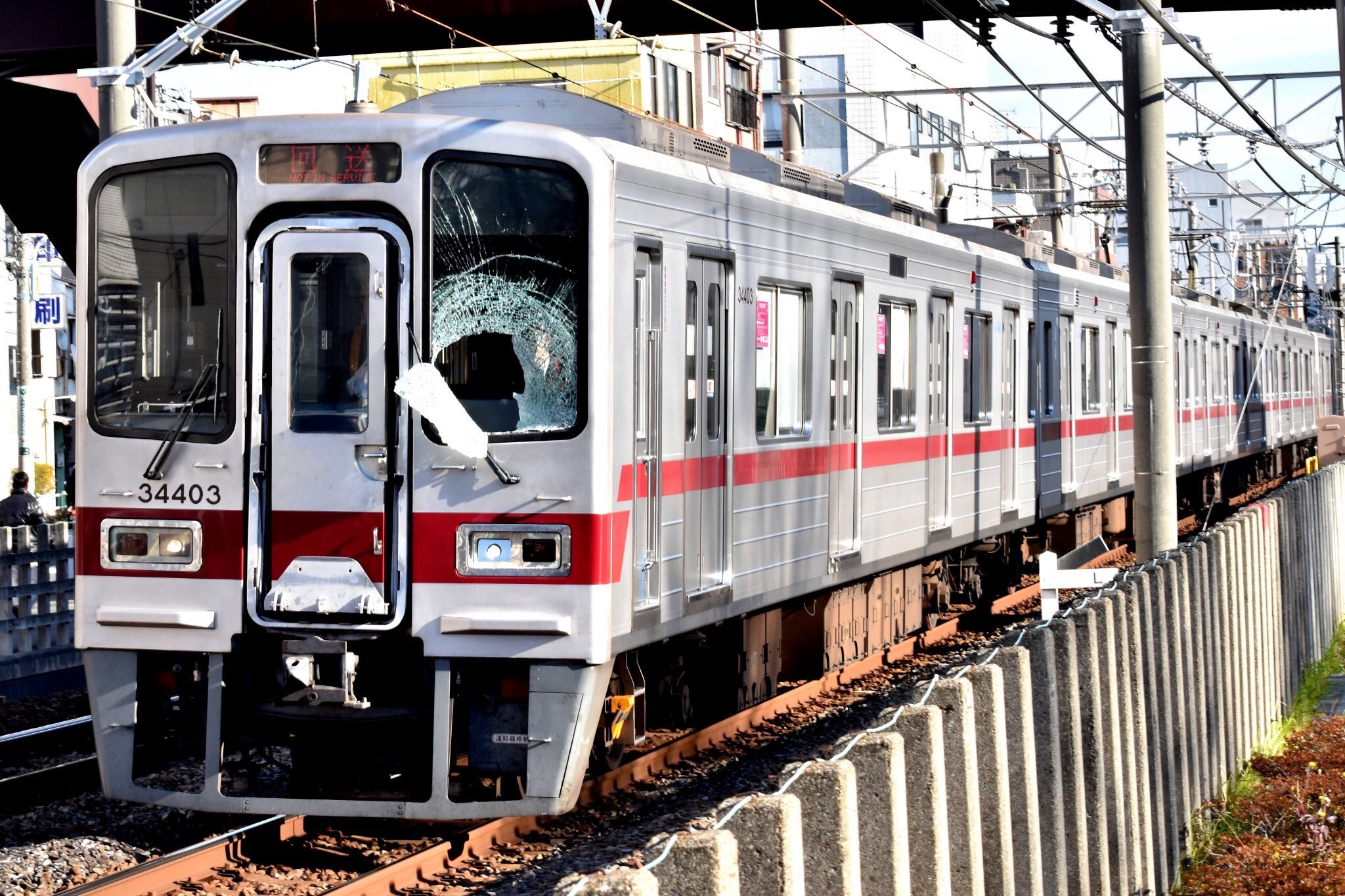 はしくれ 閲覧注意 12 26 東武東上線人身事故 ホームからの飛込みということで フロントガラスだけでなく 左右のライトも損傷していた他 4両目の床下にはビッチリ肉片が モザイクつけろよ とか言われそうですが あえてそのまま見たものを 当該列車は