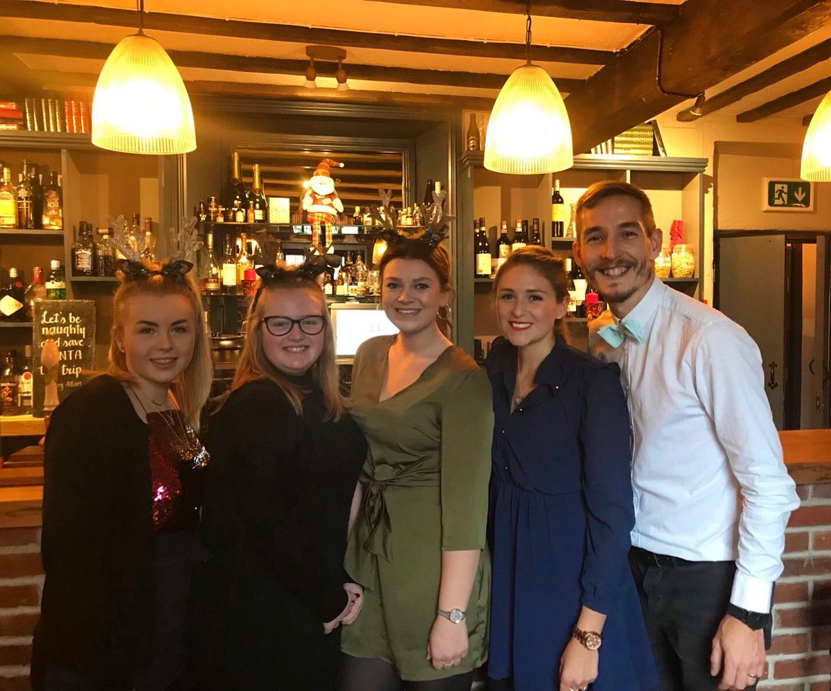 thebarshamarms's tweet photo. Hope you’re having a lovely Christmas, from our team to yours ✨ https://t.co/3LsSqEBQI2