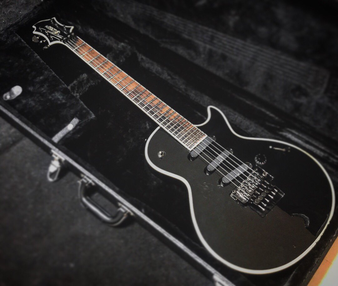 shinyakigure's tweet photo. DIYクリスマスプレゼント!最初期のSUGIZOさんモデル見つけて即買い。
初めて買ったギターリバリバル。自分の成分のほぼすべて。これが始まり。
#SUGIZO #LUNA SEA #edwords #guitar #クリスマスプレゼント
https://t.co/cpvB6YLjb6 https://t.co/Obt5oeT2ur