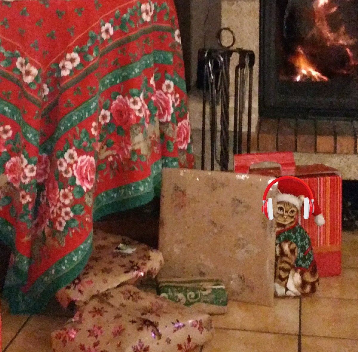 radis_14's tweet photo. ...et si #Noel c'était un moment particulier pour souhaiter à tous cette richesse qui est la #paix... et se faufiler discrètement entre les cadeaux...et... https://t.co/798bRJnz1G https://t.co/h2nP6MI295
