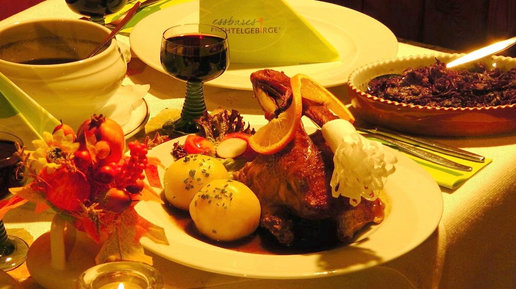 GasthofBayern's tweet photo. #Gansessen hat #Tradition in der #Erlebnisregion #Fichtelgebirge. Auch bei uns gibt es bis zum
2. Weihnachtsfeiertag die #Weihnachtsgans für Sie frisch zubereitet und nur auf frühzeitiger telefonischer Vorbestellung unter ☎ 09254/260 Guten Appetit
🌍🍽https://t.co/86f9mgwTvW🍽🌍 https://t.co/MtBC6FnGUV