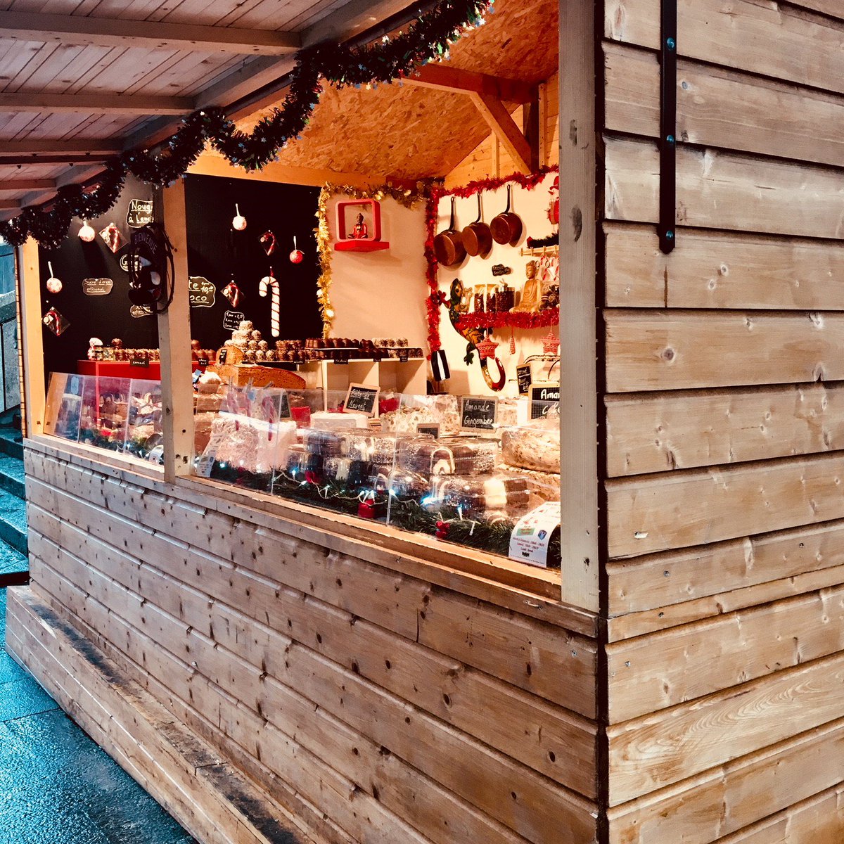 Venez voir près de chez nous, sur la place du Mont-Blanc, le sympathique marché de Noël fort en couleurs! #inlovewithswitzerland #luxuryhotels