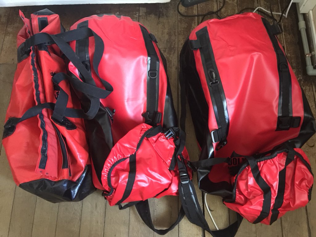 CesarAnt77's tweet photo. Gearing up for the Antarctic field season @climantsponges3 #antarcticresearch #spongeresearch #inach #climantsponges #SpongeThursday https://t.co/cLQjYxRDGI
