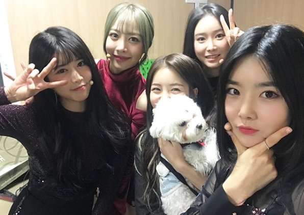 BRAV7GAYS's tweet photo. [#BGOFICIAL] 오랜만에 단체사진이죠~~~~~~~ 오 ! https://t.co/u417U0xN1l