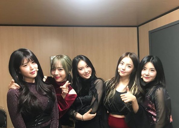 BRAV7GAYS's tweet photo. [#BGOFICIAL] 오랜만에 단체사진이죠~~~~~~~ 오 ! https://t.co/u417U0xN1l