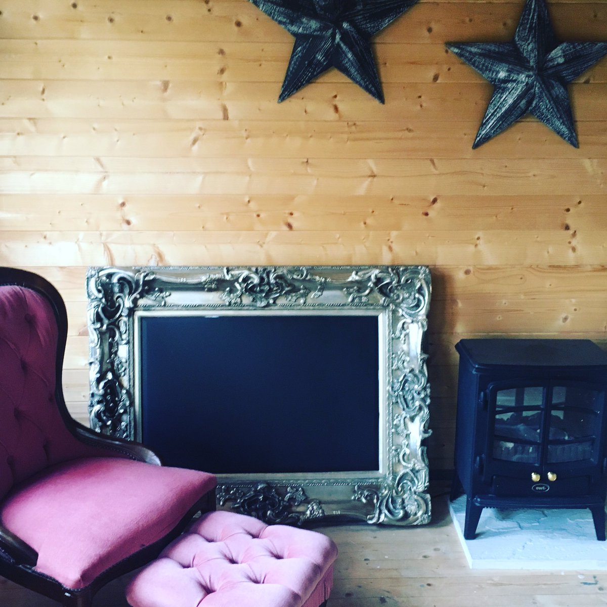 BellaGVintage's tweet photo. I have been investing a little time into my #paintingstudio and added chalkboard paint to this lovely mirror I treated myself too #upcycle #Interiors https://t.co/MlD0MvHbHo