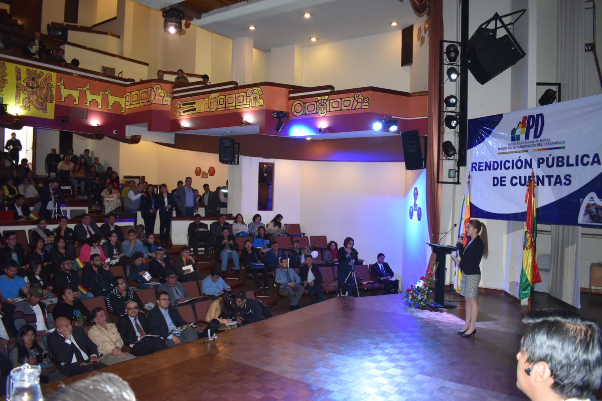 INE_Bolivia's tweet photo. Ministra de Planificación @marianapbo82 presenta el acto de Rendición Pública de Cuentas #RPC2017 del @minplanifica https://t.co/JFyF1mQvby