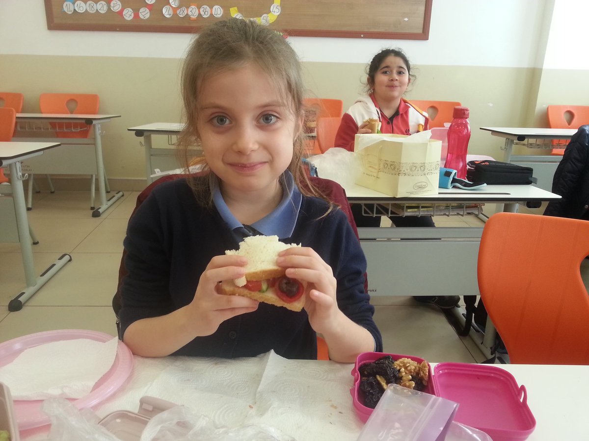 FGebedek's tweet photo. @beylikduzuSFK Kendi yiyecegimi hazirliyorum konusu Tutum yatirim ve yerli mallari haftasi ile birlesirse ne de guzel olur...2. Siniflarimizin etkinliginden https://t.co/PfxecN3j5t