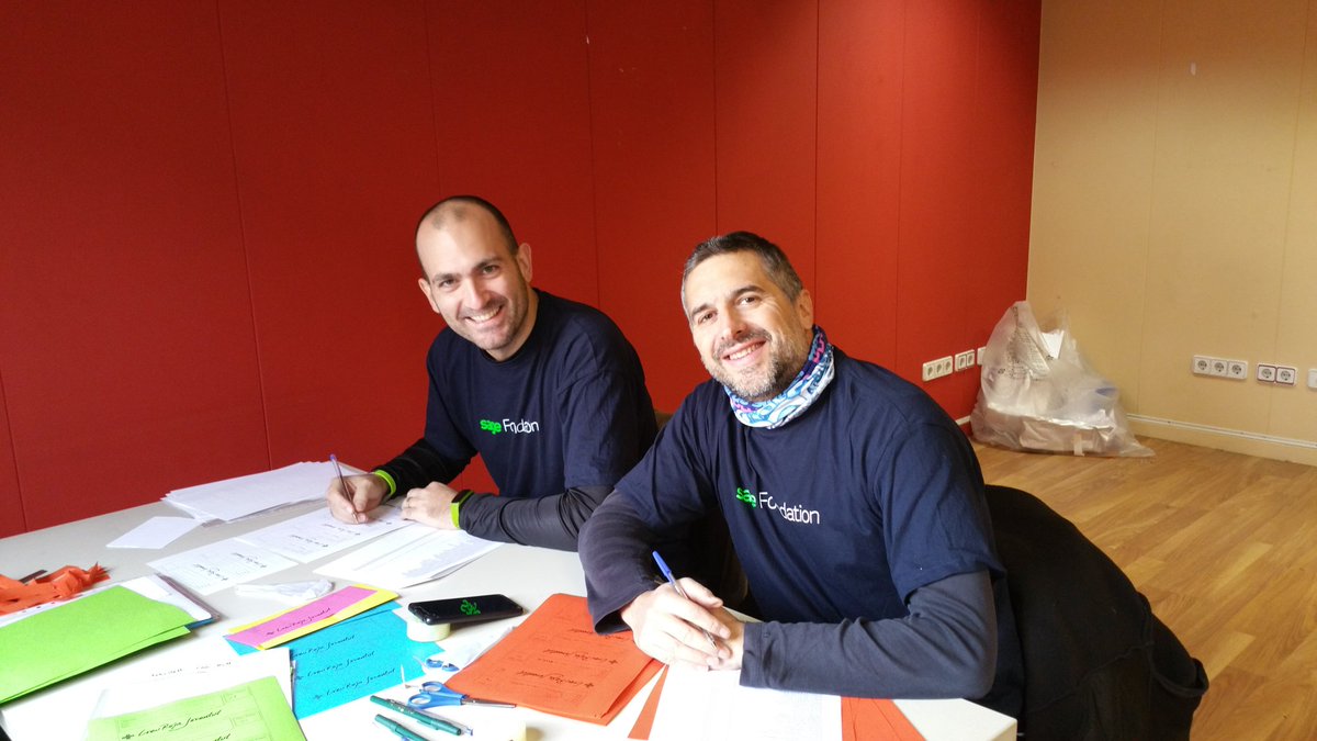 oscargilgomez's tweet photo. Dia de voluntariado con @CreuRojaSBD y @sagefoundation Haciendo de "duendes de papá Noel" 😉 https://t.co/AfIMhskyg9