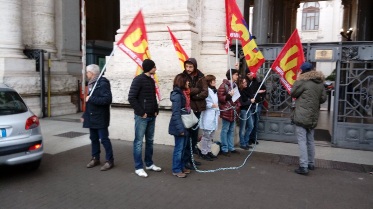 EmmaPersia's tweet photo. #cnroccupato di Pisa incatenato al Miur. Basta vita precaria basta Paese precario @PaoloGentiloni @precarispra @meb @CorradinoMineo https://t.co/1MBIn1rxss