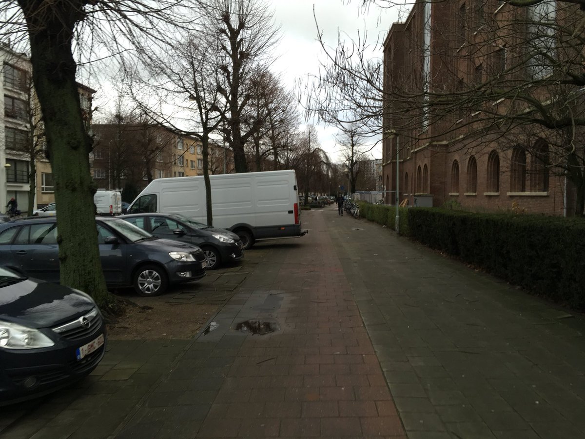 JoCleykens's tweet photo. @LPAntwerpen eentje voor in het dossier Collegelaan. Dit is er zo ver over, deze mocht op de foto. Zo dadelijk komen er honderden kinderen buiten bij deze school. Dat wordt weer veel #fietsvreugde https://t.co/2h9TNADRA6