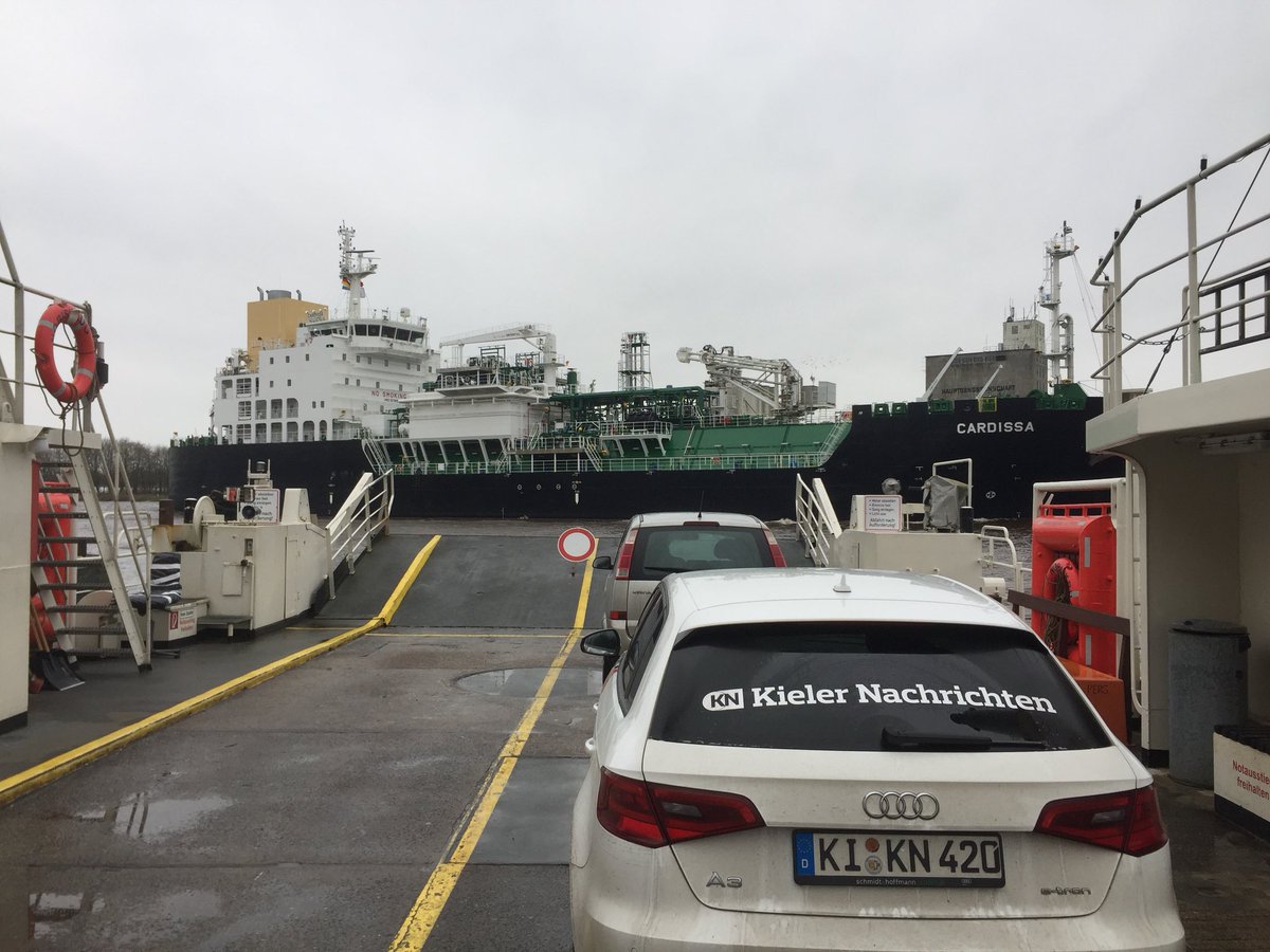 kn_reporter's tweet photo. Hybrid e-tron trifft ersten LNG-Bunkertanker #Cardissa von Shell im Nord-Ostsee-Kanal. https://t.co/TKFZBcy3v1
