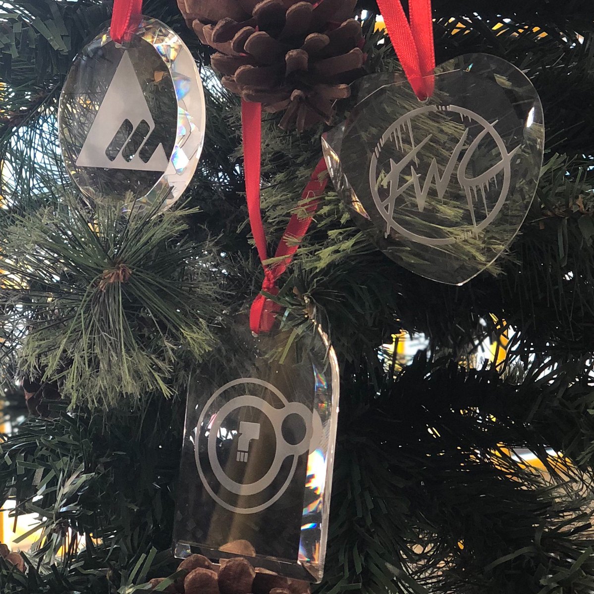GraveshamTrophy's tweet image. COMPETITION TIME!

For your chance to win this set of 3 engraved Destiny faction tree ornaments, Retweet this and follow us @GraveshamTrophy

(Competition closes and winner will be drawn at random 09:00 GMT, Monday 18th December)