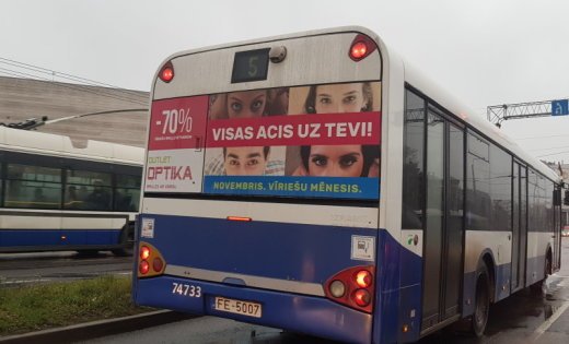 PasaulesOptika's tweet photo. "Outlet Optika" reklāmas plakāti izraisījuši sašutumu par tajos attēloto necieņu pret sievietēm. Uzņēmuma reklāmas, kas soctīklos saņēmušas asu kritiku par seksismu, izvietotas arī uz 15 RS autobusiem ➡️ https://t.co/OVdCXCzoY5
#optika #PasaulesOptika https://t.co/mIZXcFB5im