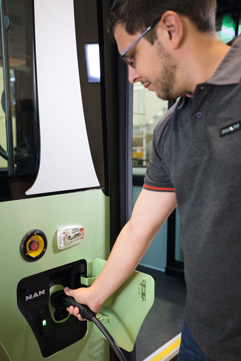 MAN_Iberia's tweet photo. En 2018 llegan los #camiones de reparto y los #autobuses urbanos 100% #eléctricos_MAN...y ya vienen con un primer premio por su sostenibilidad. Más > https://t.co/MM8sJ0ENwK https://t.co/I6hGSXTYbf