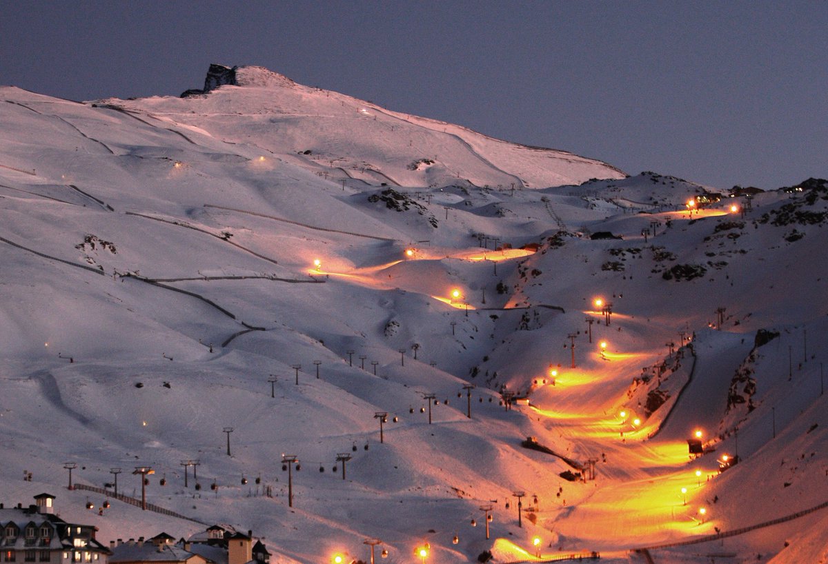 Este sábado, 16D, inauguramos el #EsquíNocturno por el Río. ¿Te vienes a #SierraNevada? sierranevada.es/EsquíNocturno 
#welovegranada  #WeLoveSierraNevada 
--------------------------------
This Saturday we will inaugurate the #NightSkiing on the El Río track. Are you coming?