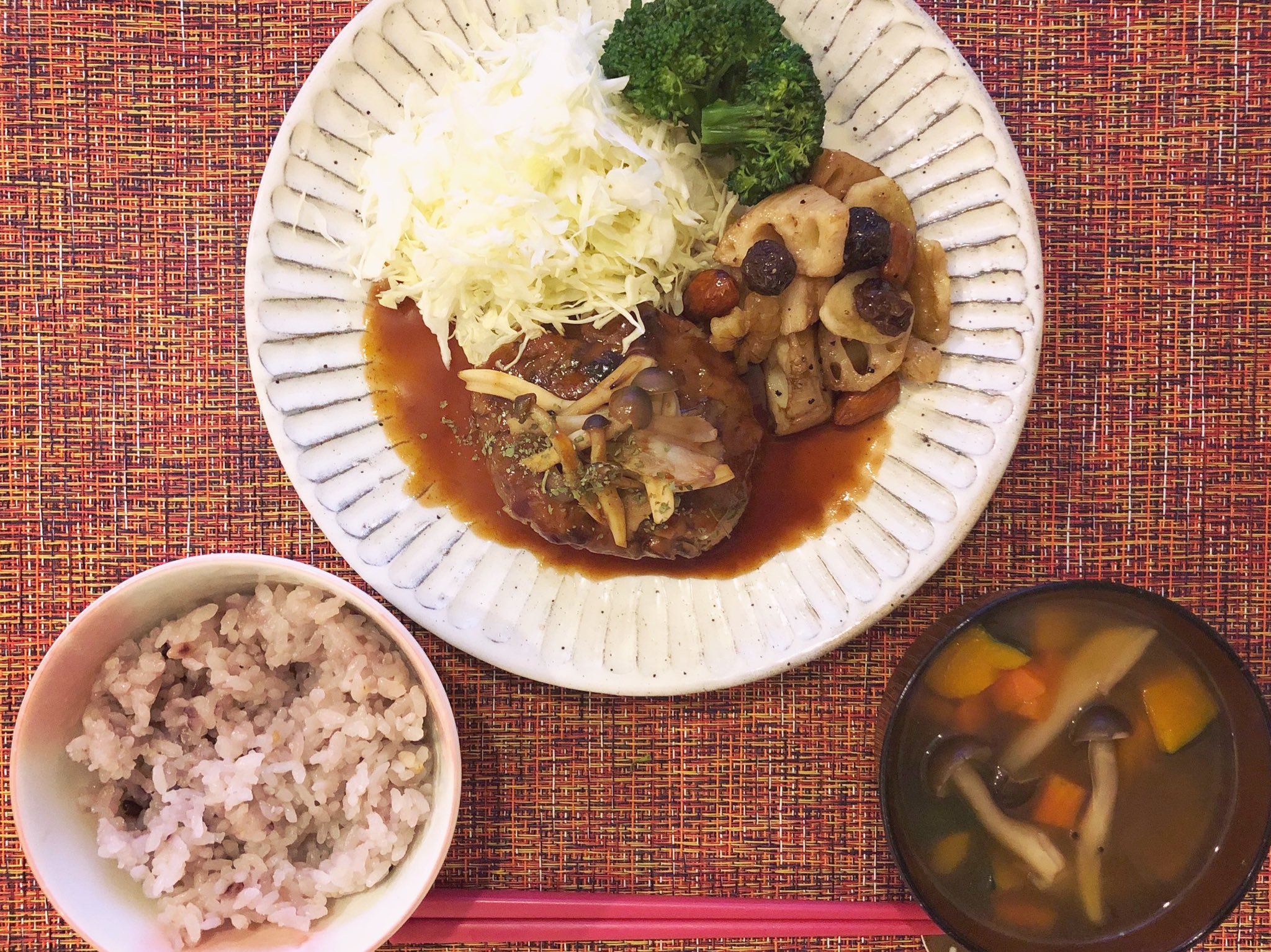 加藤ナナ かとちゃんって呼んでね Pa Twitter 夜 かとうごはん デミハンバーグ レンコンとナッツのマリネ 色々野菜のスープ 雑穀米 お肉は豚の赤身肉です パン粉と玉ねぎがなかったので 玉ねぎ 白ネギ パン粉 片栗粉に代用して作ってみた