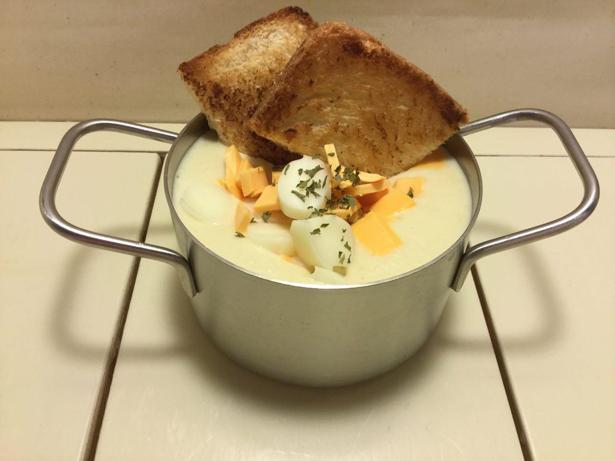 저녁은 감자스프 한다라이 했다

감자6알 양파 3알 채썰어서 버터에 볶다가 블랜더에 물300ml 넣고 갈아버림
생크림500ml 다넣음.
치킨스톡 2알 넣음
팔팔 끓임

먹을때 치즈 이것저것 넣고 후추잔뜩 뿌려서 먹음

(.`-')b

내일아침도 무그야지