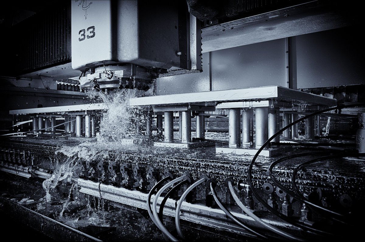 biztradegovuk's tweet photo. .@LiamFox praises #EEFPhotoComp, saying the images “highlight why the UK’s modern, dynamic and innovative manufacturing industry exports to markets around the world.”
Picture 👇 Stone Slab Cutting, taken by Adrian Waine. https://t.co/wd3vu7VjmU
