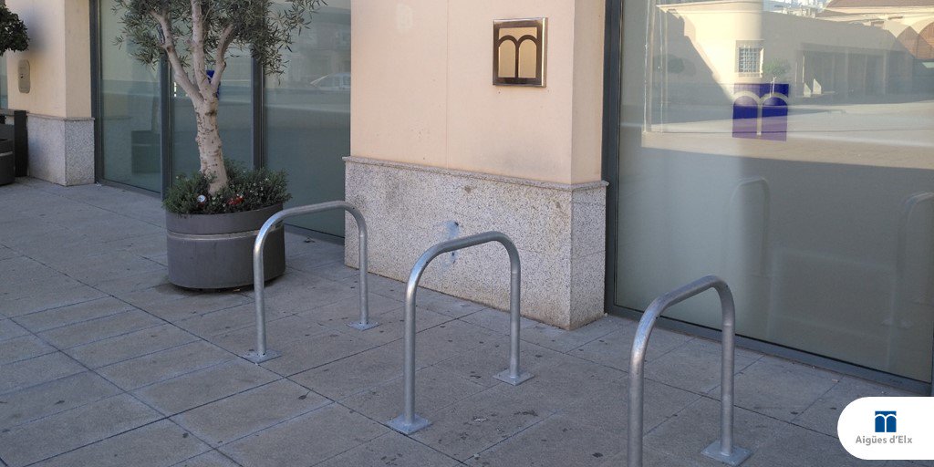 Encara que Fernando Fernán Gómez diguera que "les bicicletes són per a l'estiu", amb el clima que tenim a #Elx les pots usar tot l'any. Si és el teu cas i véns a la nostra oficina, utilitza els nostres aparcabicis #movilitatSostenible <a href="/ajuntamentelx/">Ayuntamiento de Elche - Ajuntament d'Elx</a> <a href="/bicielx/">Bicielx</a>