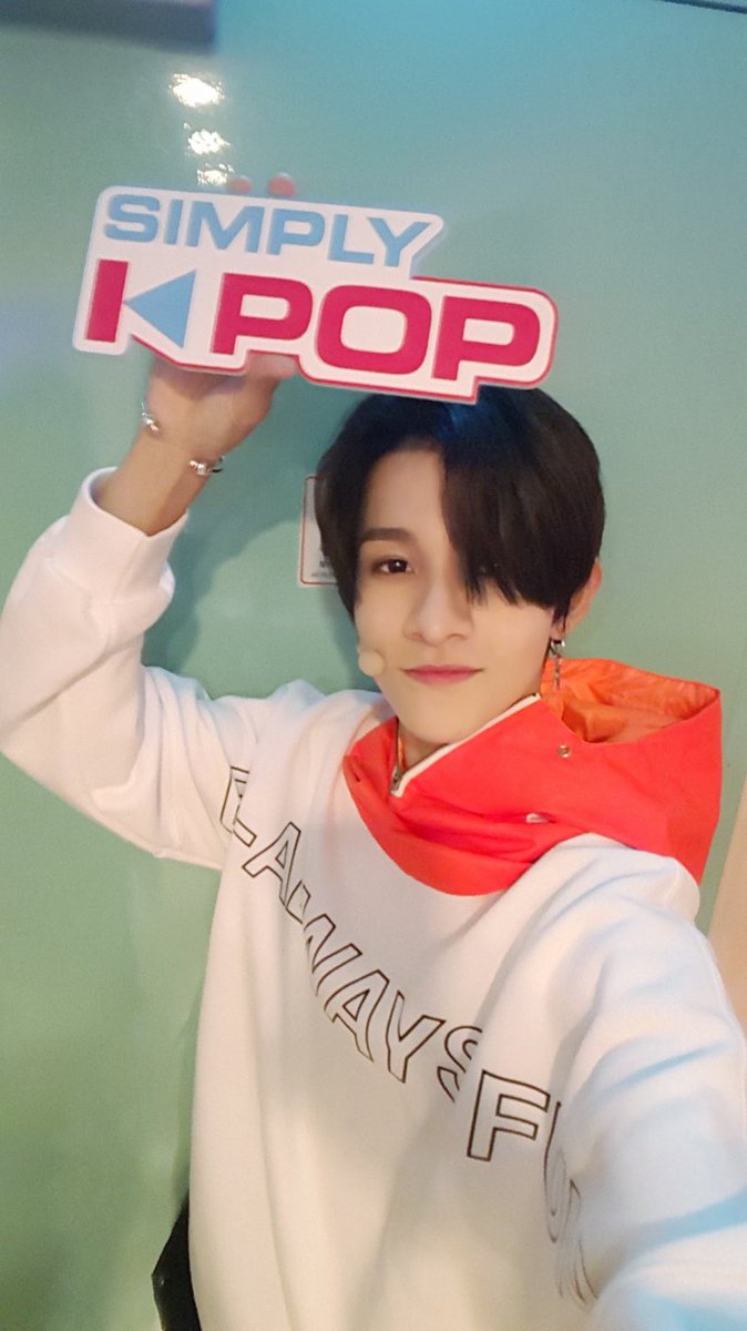_Simplykpop's tweet photo. #사무엘 의 달콤한 #Candy🍬 듣고! #심플리케이팝 은 외로워도 슬퍼도 울지않는 #캔디 가 되었습니다😀 외로움도 슬픔도 다 잊혀지게하는 #SAMUEL 의 쏘스윗한 무대! 여러분도 함께해요오❤️ 내일 오후 1시 5분 #SimplyKpop 돈미쓰아웃✨ https://t.co/nNMbOPadsP