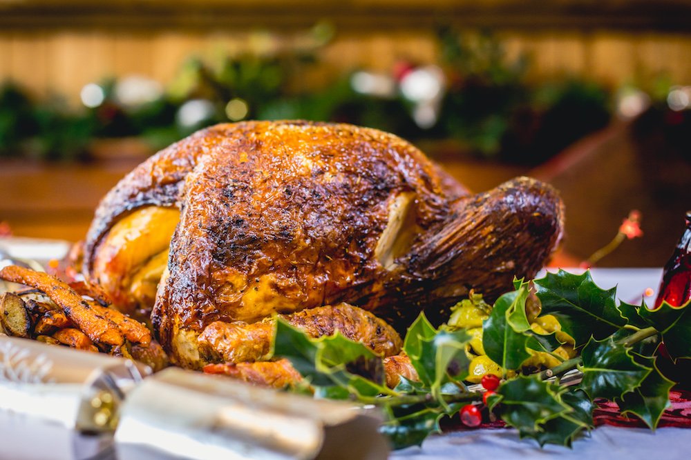 FoodDrinkDevon's tweet photo. Turkey time @FrenchbeerFarm @wellhungtweet @eversfieldorg @GribblesButcher @aunevalleymeat ....give it a twist this year and cook it in a wood fired oven like this one @mannafromdevon #deliciousdevon https://t.co/I3SL83qkaZ