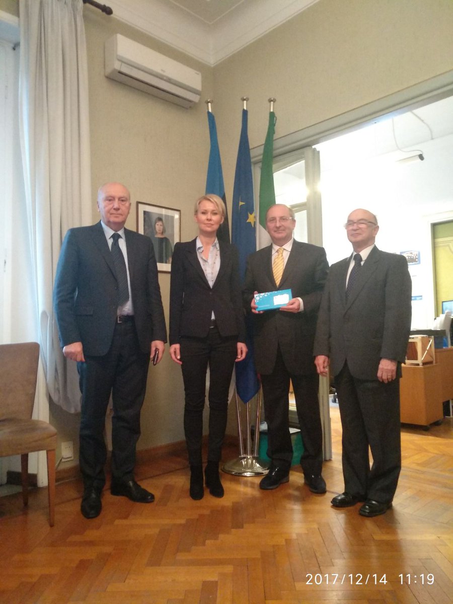 IsiamedD's tweet photo. L'Ambasciatrice della Repubblica dell'#Estonia, Celia Kuningas-Saagpakk, consegna la e-residenza della Repubblica a Pier Domenico Garrone @IsiamedD https://t.co/qB0twoy74f https://t.co/HuYsbhyDKh