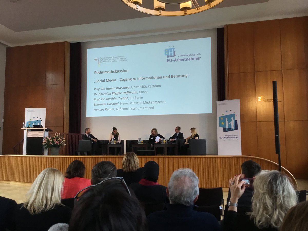 Info_Compass_'s tweet photo. Spannende Podiumsdiskussion „Social Media- Zugang zu Informationen und Beratung“ #EUGleichbehandlung #Migrationsberatung #infocompass https://t.co/uchFjUL9aT