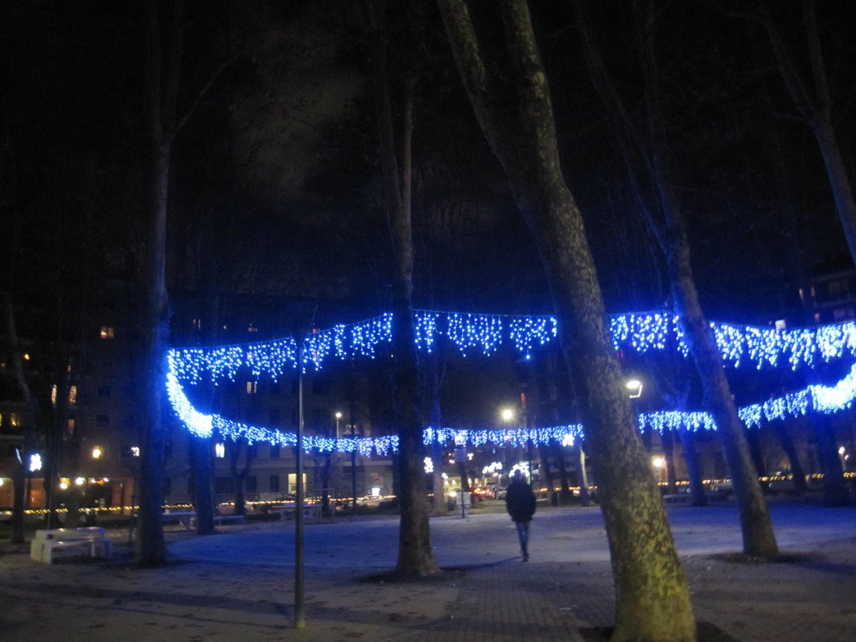 Respiriamo l'aria natalizia di Lambrate con le luci di piazza Rimembranze! :) #lambralove