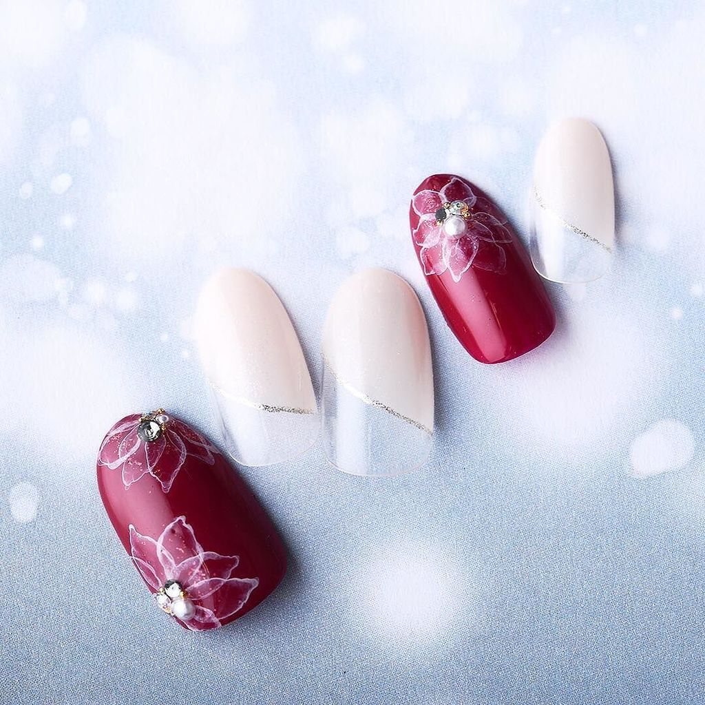ダッシングディバ ネイルデザイン 公式 ポインセチアの赤色に心躍らせる季節になりました 繊細な水彩アートのエレガントフラワーネイル ジェル ネイルアート ネイルデザイン ダッシングディバ Dashingdiva Nail サロン ストーリージェル