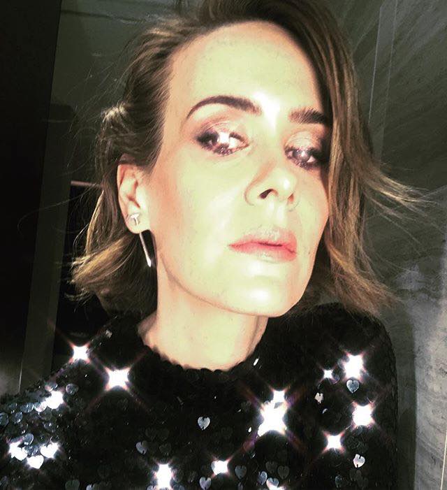 sarahpaulsoning's tweet photo. "Got those sparkle eyes from visiting #LateNightSeth thank you #karlawelchstylist #temperleylondon #establishedjewelry #grazielaGEMS #gitabass #earlsimms2 also GO SEE #THEPOST @ThePostMovie ❤️" via #SarahPaulson #Instagram https://t.co/kNb9VYye2M